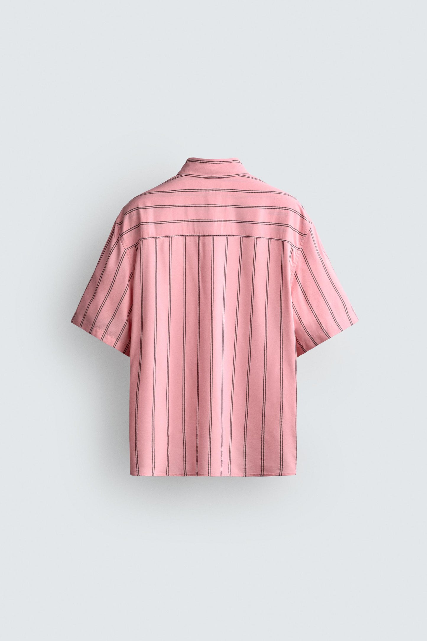 CAMISA FLUIDA ÀS RISCAS COM BOLSOS