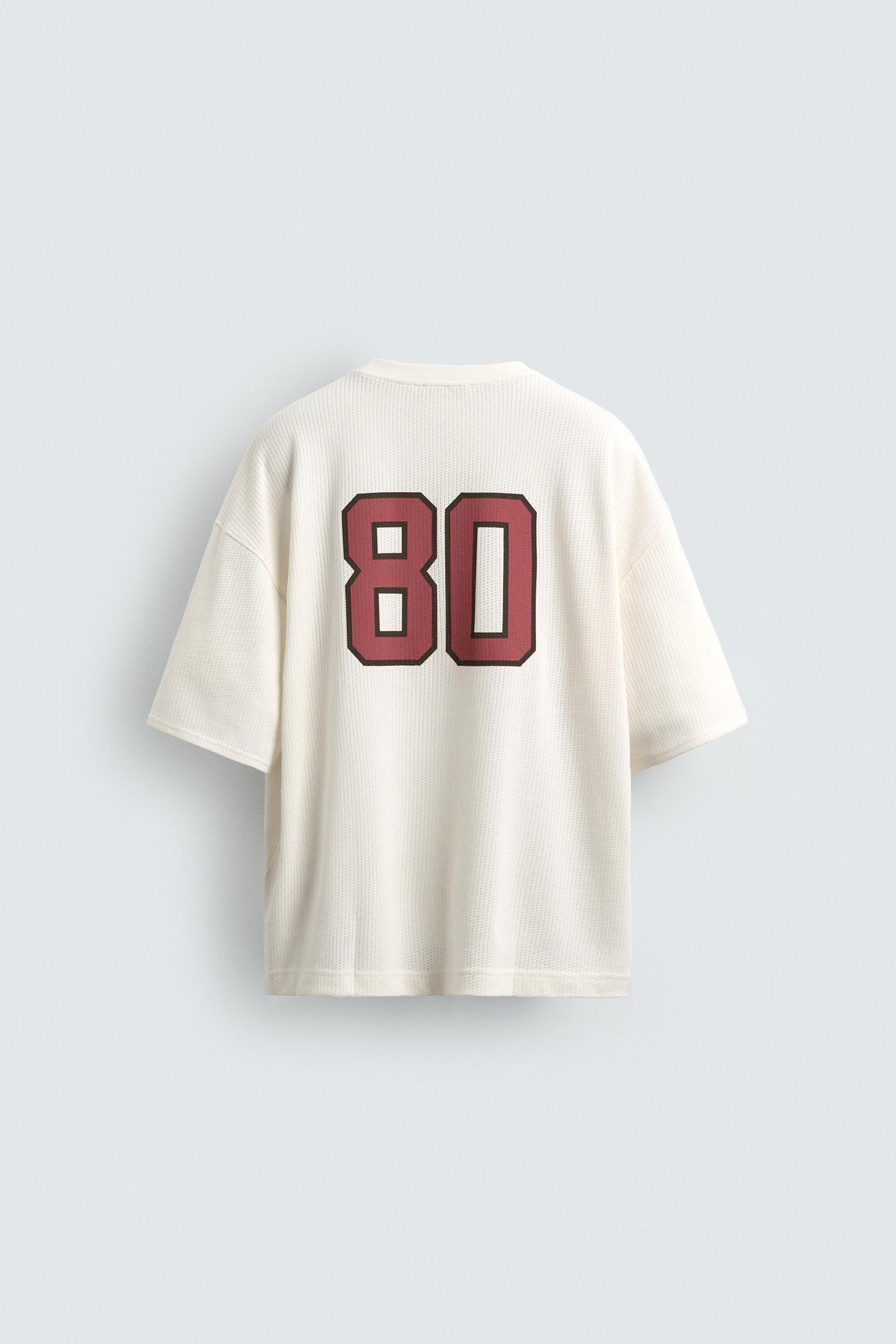 T-SHIRT ESTRUTURADA E ESTAMPADOS EM CONTRASTE