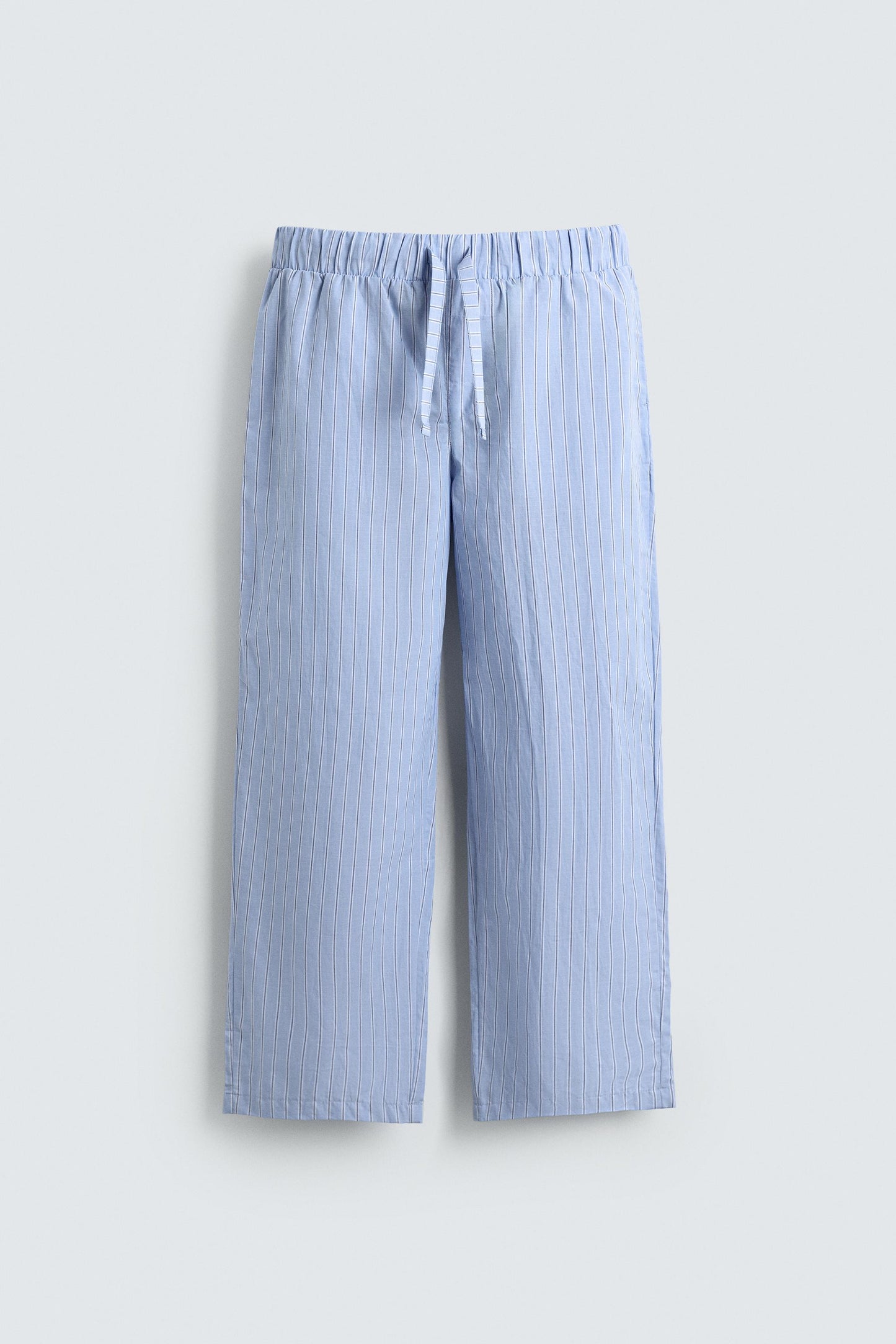 CONJUNTO DE PIJAMA COMBINADO COM CALÇAS ÀS RISCAS