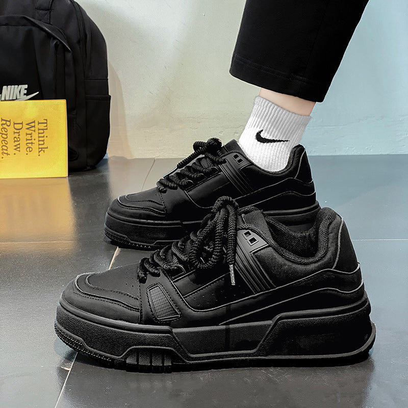 Sapatos masculinos 2024 novo verão na moda, versáteis desportivos casuais casuais brancos, ténis brancos de sola grossa que aumentam a altura