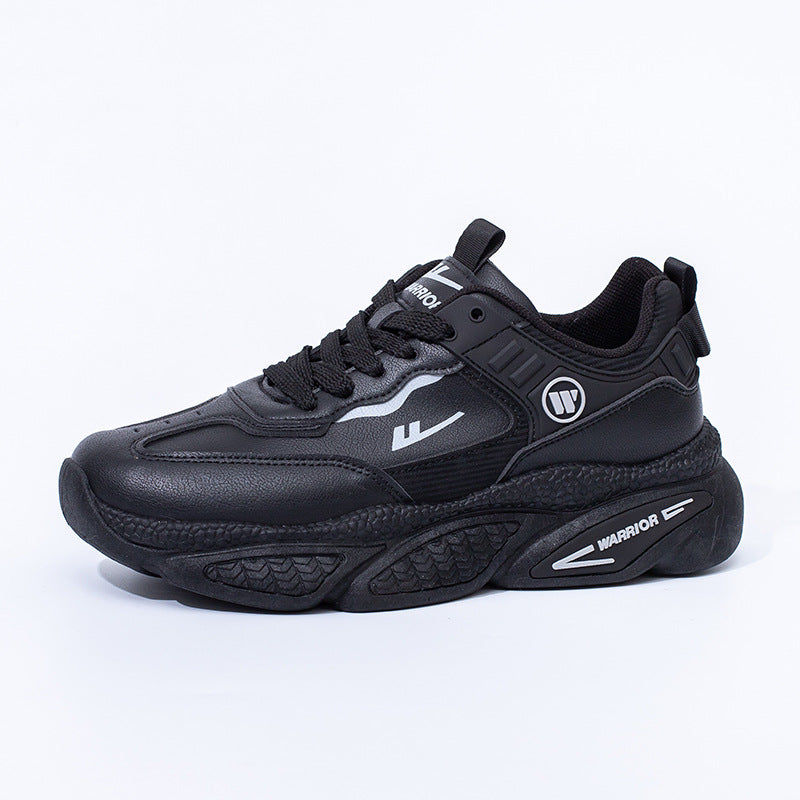 Warrior em pele baixa, sapatos masculinos confortáveis e versáteis de peça única, sapatos pretos com blocos de cor, estilo alto, sapatos de plataforma modernos e modernos