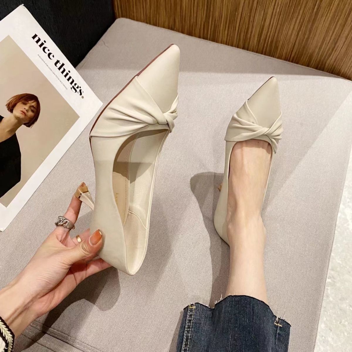Elegantes saltos altos baixos estilo Chanel, nova tendência de 2025, sapatilhas rasas coreanas de estilo petite resistente ao uso para mulheres