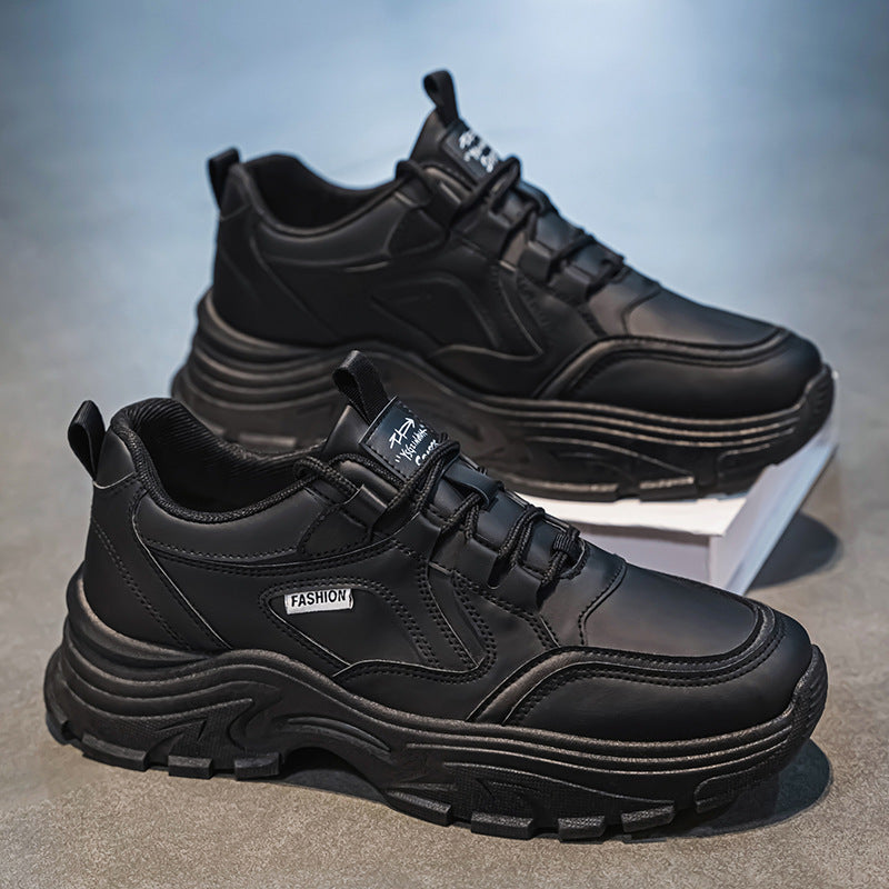 Novos sapatos brancos respiráveis de verão para homens, ténis modernos e versáteis de sola grossa ao estilo coreano, sapatilhas casuais de corrida para homens