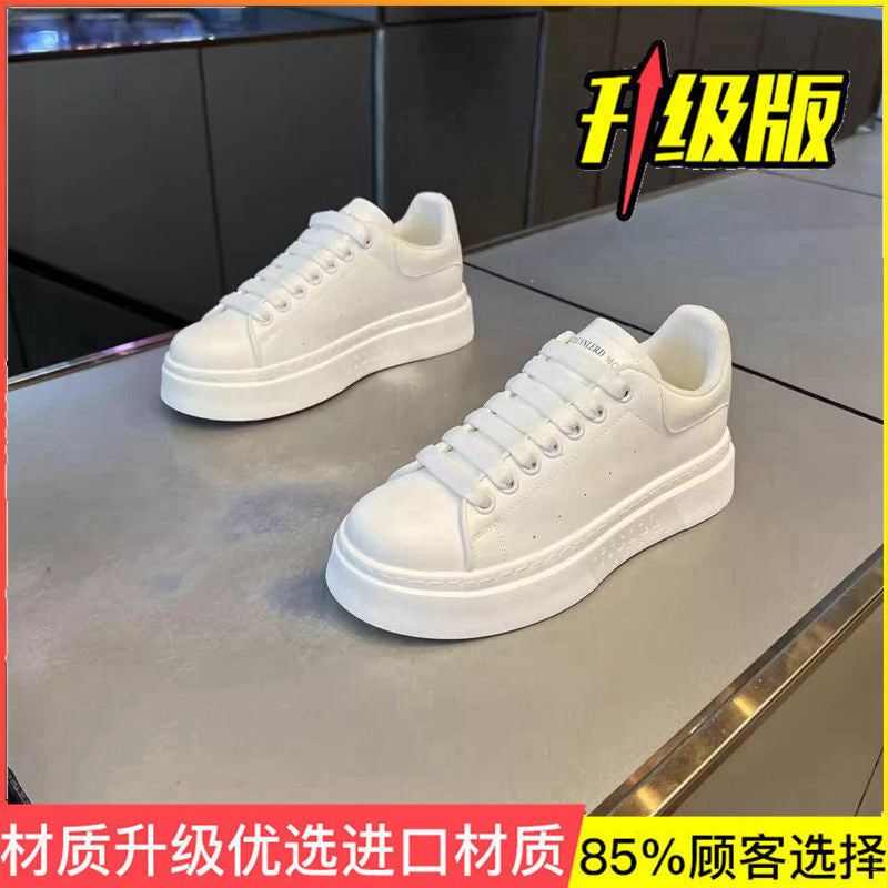 Ténis brancos Maikun para homens, sapatos de prancha respiráveis de outono, sapatos casuais para homens que aumentam a altura, sapatos desportivos modernos e versáteis e em alta para homens