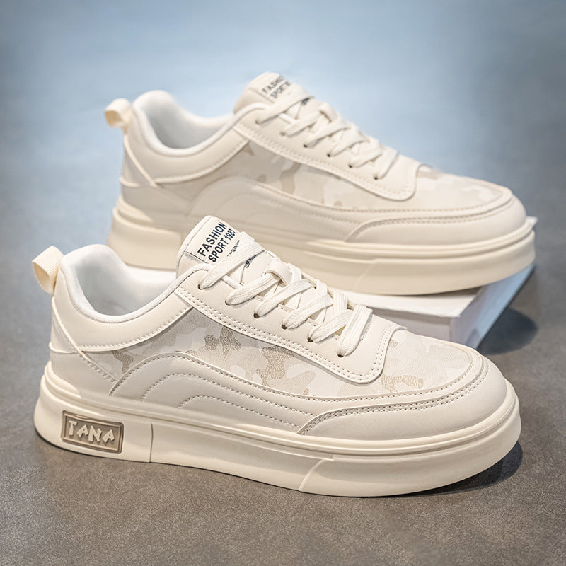 Sapatos casuais casuais de outono na moda masculinos em estilo coreano em pele quente, sapatos desportivos desportivos versáteis que aumentam a altura, pequenos sapatos brancos da moda para adolescentes