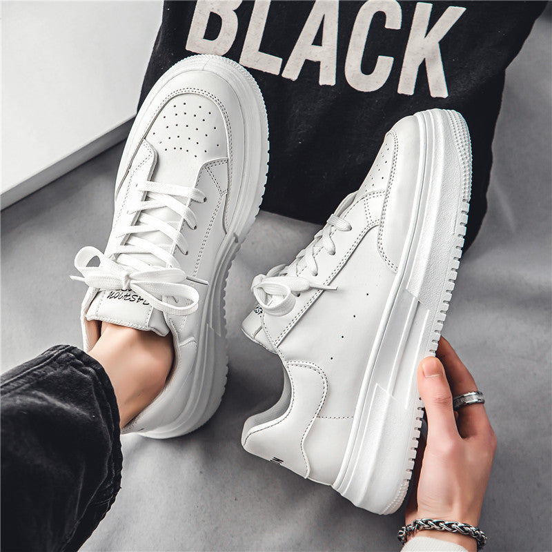 Sapatos brancos de pele grossa com sola espessa e na moda da primavera, ténis desportivos casuais para jovens e respiráveis
