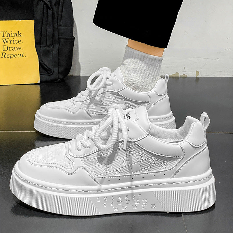 Ténis brancos versáteis e modernos ao estilo coreano para homens, ténis de nova moda da primavera 2025, sapatos casuais leves com atacadores para estudantes