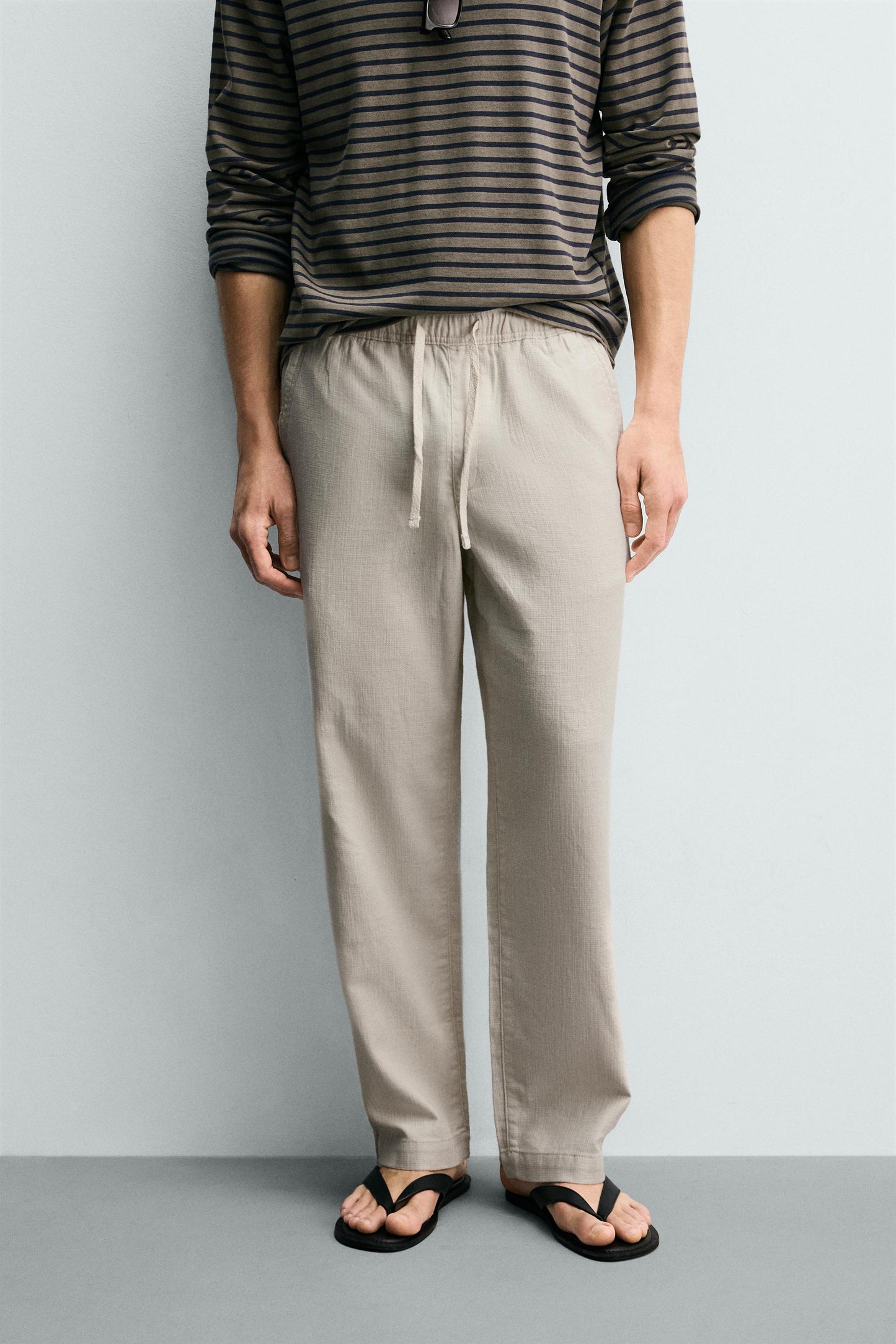 CALÇAS RELAXED FIT COM ESTRUTURA