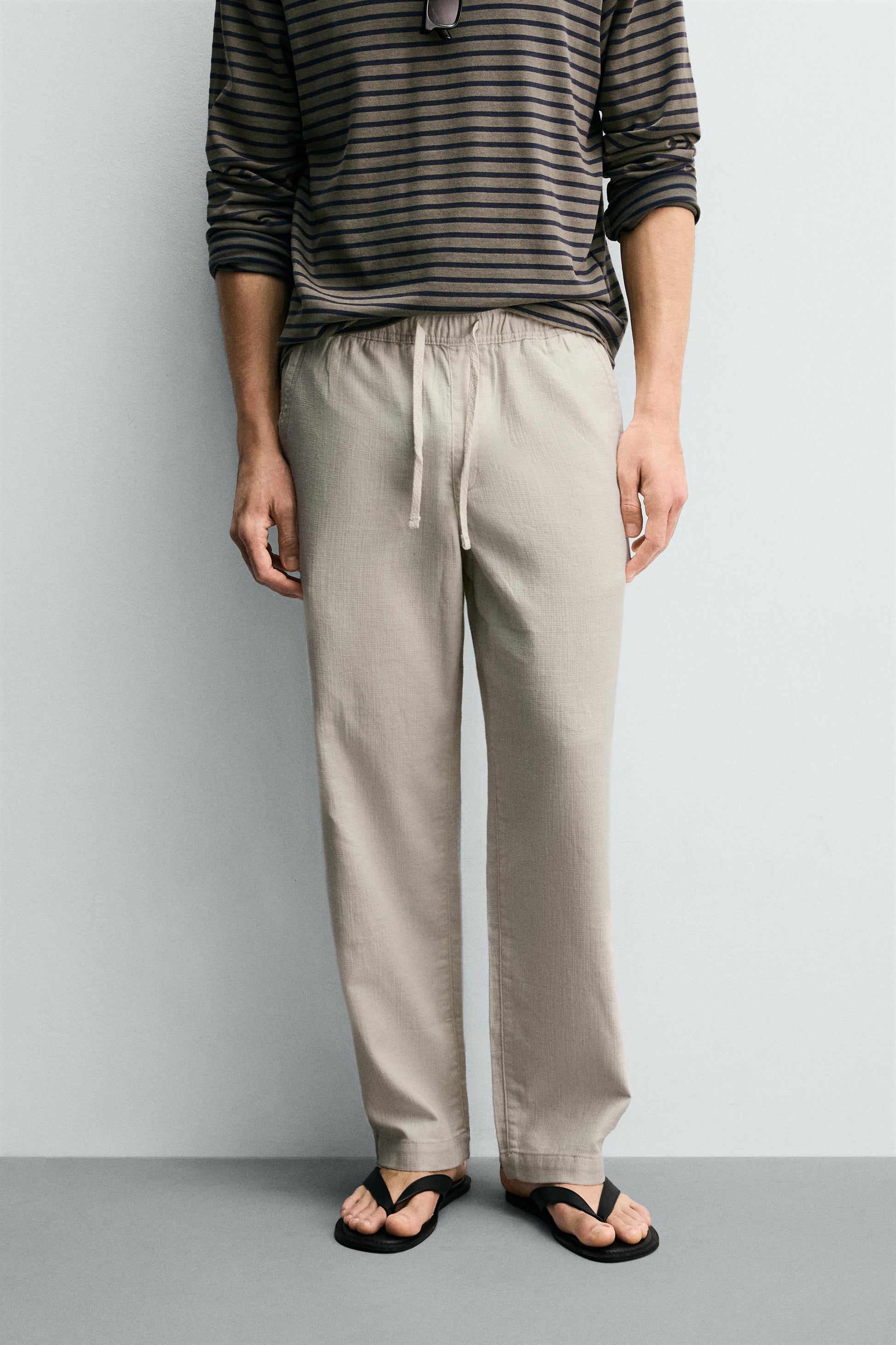 CALÇAS RELAXED FIT COM ESTRUTURA