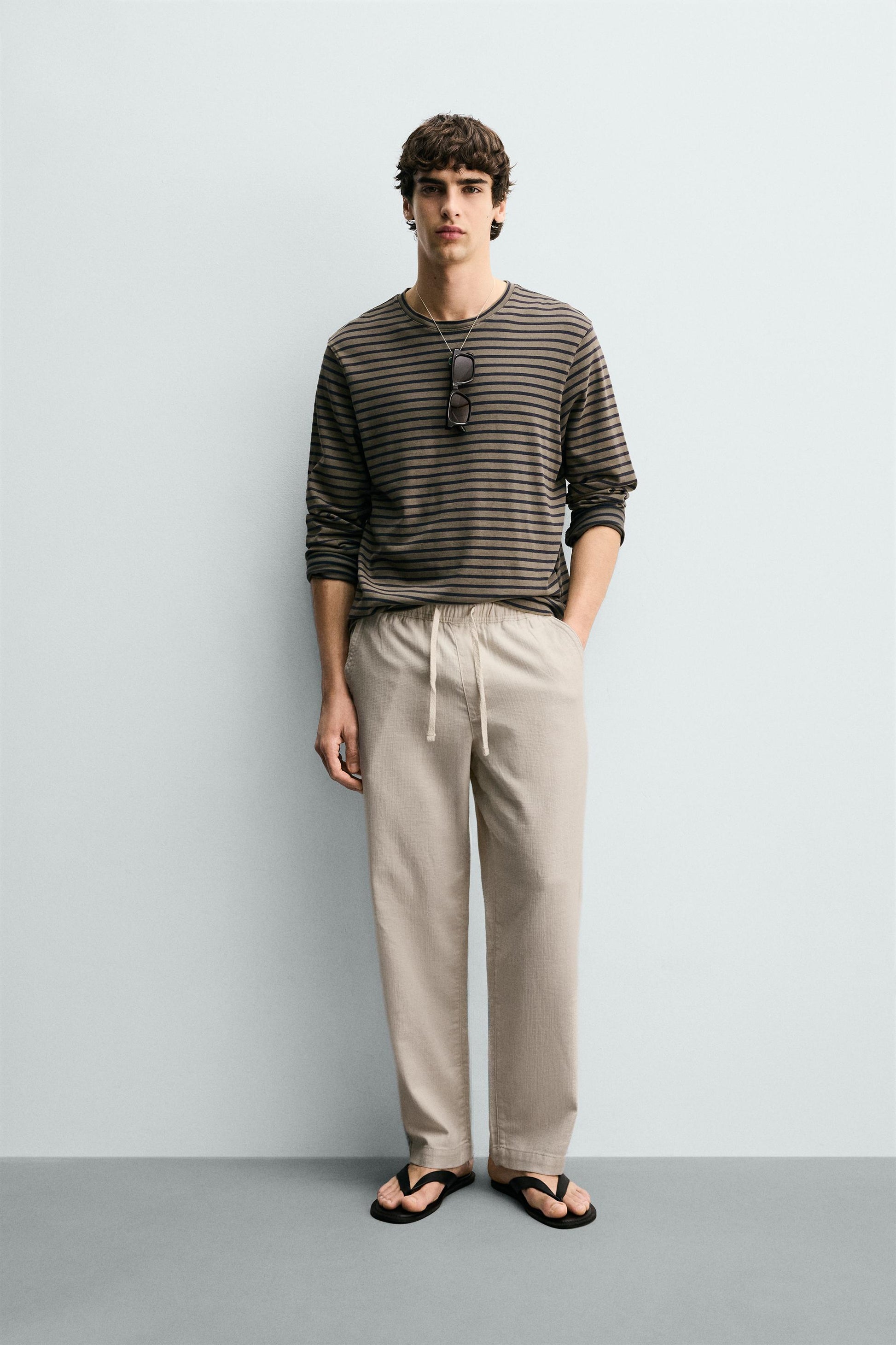 CALÇAS RELAXED FIT COM ESTRUTURA
