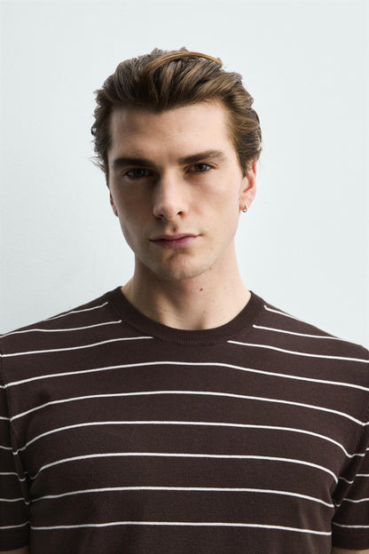 T-SHIRT DE MALHA REGULAR FIT BÁSICA