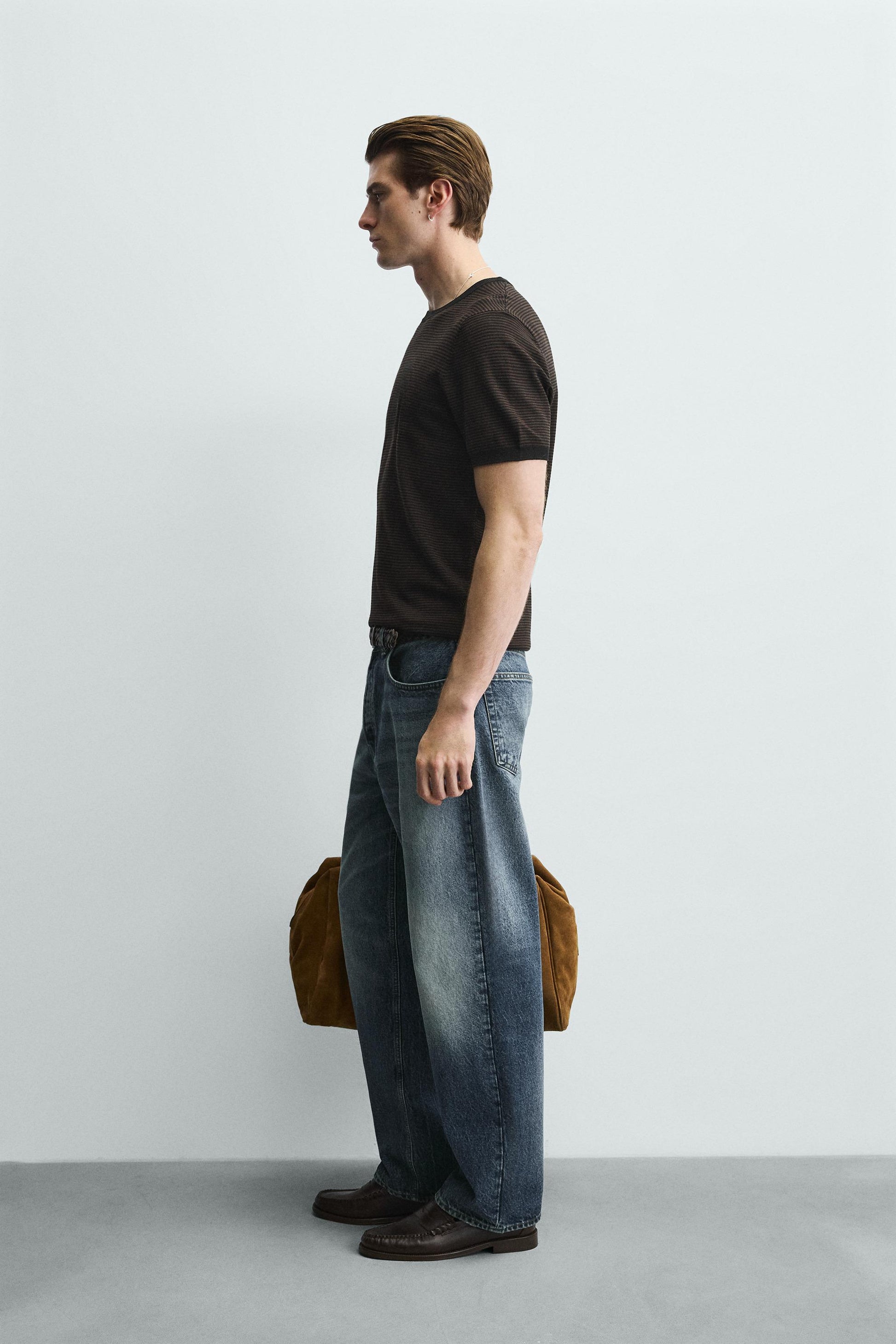 T-SHIRT DE MALHA REGULAR FIT BÁSICA