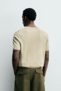 T-SHIRT DE MALHA REGULAR FIT BÁSICA