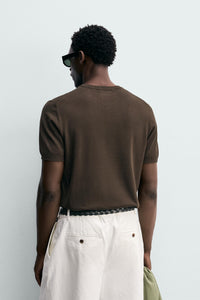 T-SHIRT DE MALHA REGULAR FIT BÁSICA