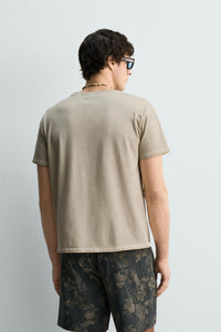 T-SHIRT ESTAMPADA COM MENSAGEM E EFEITO VINTAGE