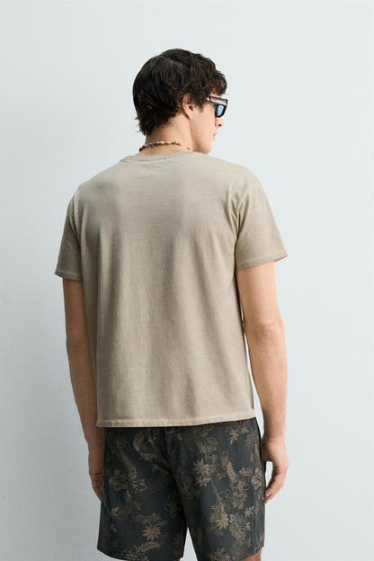 T-SHIRT ESTAMPADA COM MENSAGEM E EFEITO VINTAGE