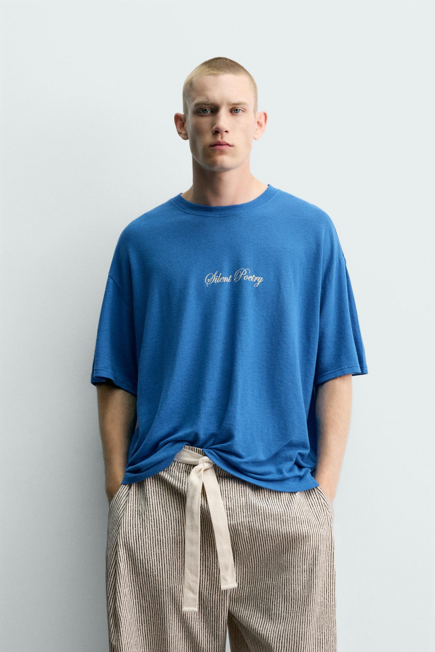 T-SHIRT COM TEXTOS ESTAMPADOS EM MISTURA DE LINHO