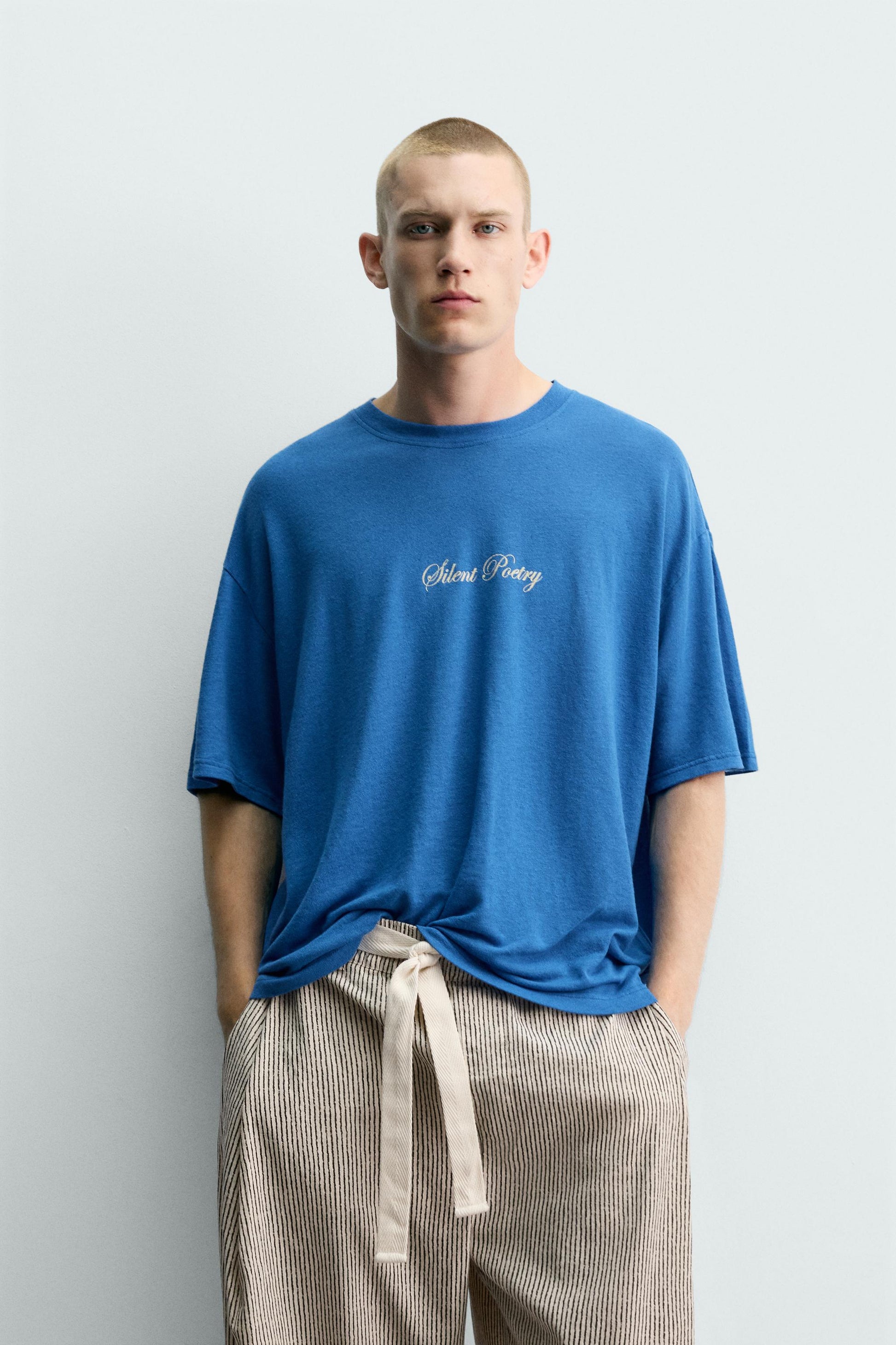 T-SHIRT COM TEXTOS ESTAMPADOS EM MISTURA DE LINHO