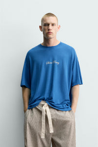 T-SHIRT COM TEXTOS ESTAMPADOS EM MISTURA DE LINHO