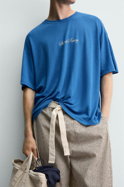 T-SHIRT COM TEXTOS ESTAMPADOS EM MISTURA DE LINHO