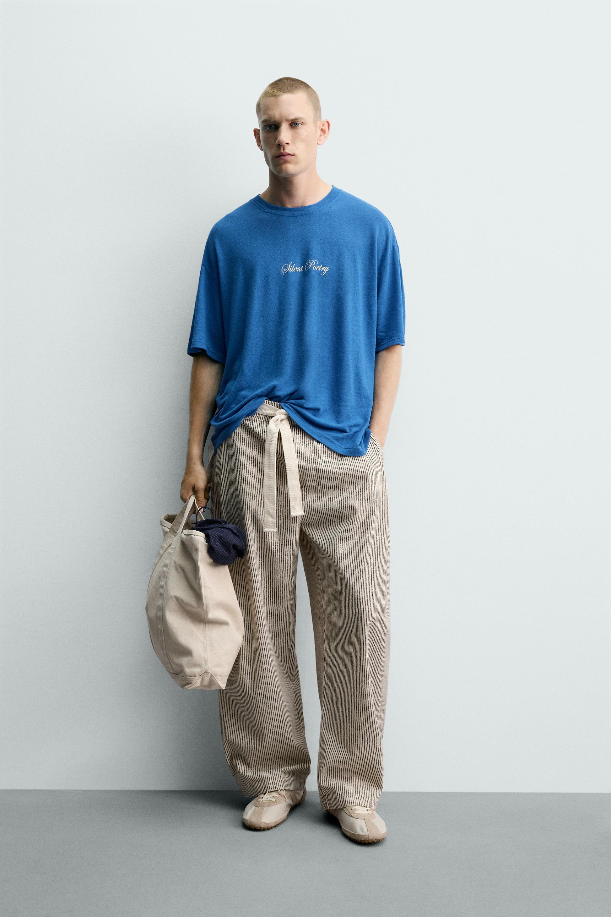 T-SHIRT COM TEXTOS ESTAMPADOS EM MISTURA DE LINHO