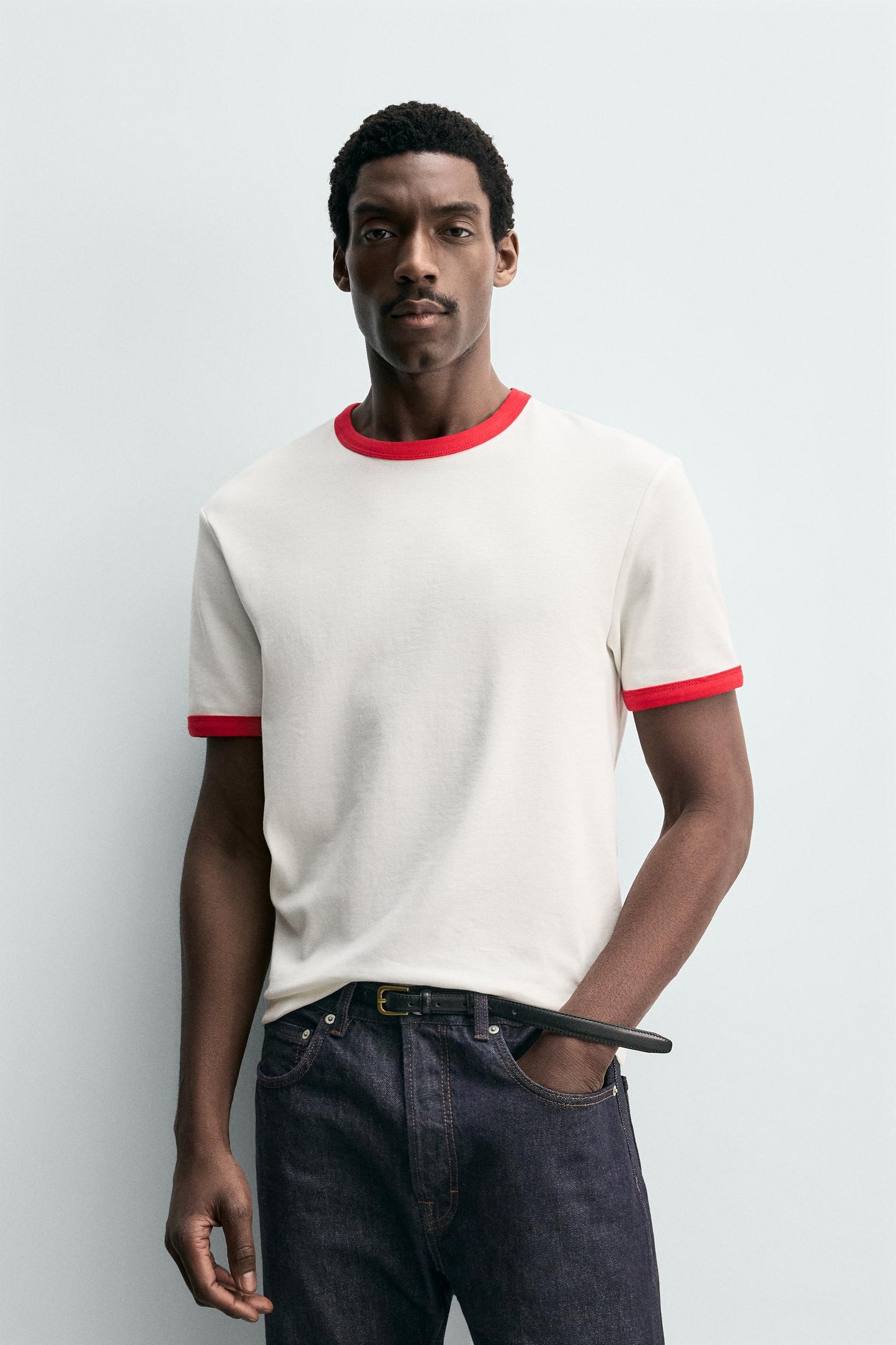 T-SHIRT BÁSICA RIB EM CONTRASTE