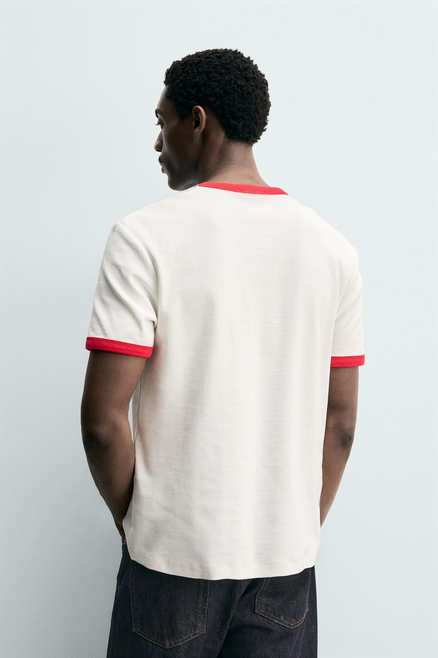 T-SHIRT BÁSICA RIB EM CONTRASTE