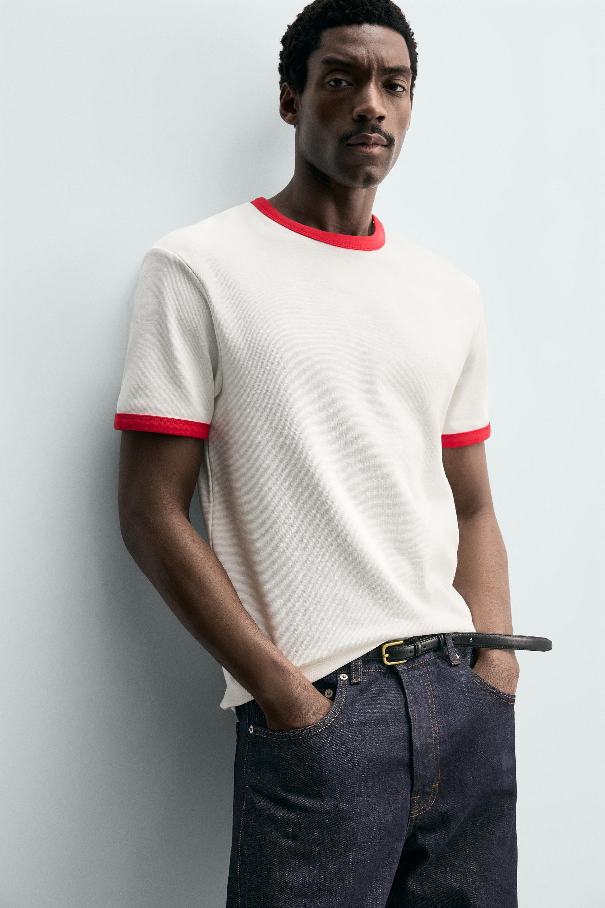 T-SHIRT BÁSICA RIB EM CONTRASTE
