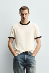 T-SHIRT BÁSICA RIB EM CONTRASTE