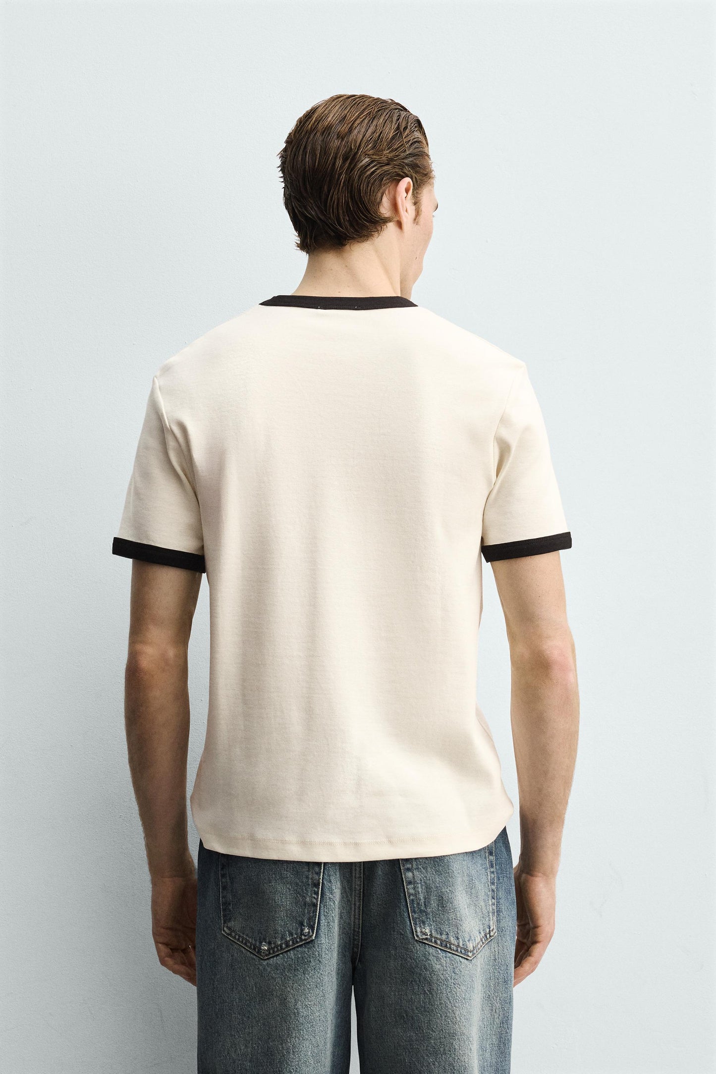 T-SHIRT BÁSICA RIB EM CONTRASTE