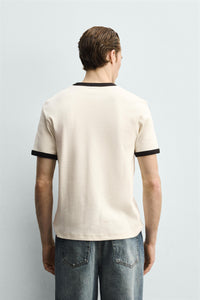 T-SHIRT BÁSICA RIB EM CONTRASTE