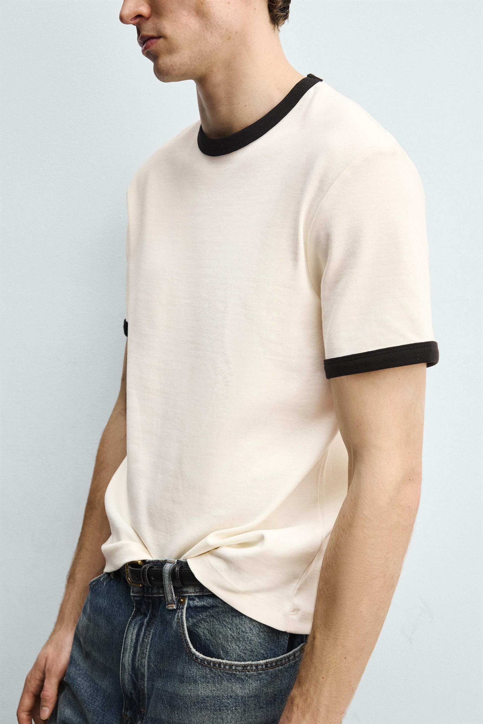 T-SHIRT BÁSICA RIB EM CONTRASTE