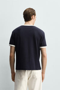 T-SHIRT BÁSICA RIB EM CONTRASTE