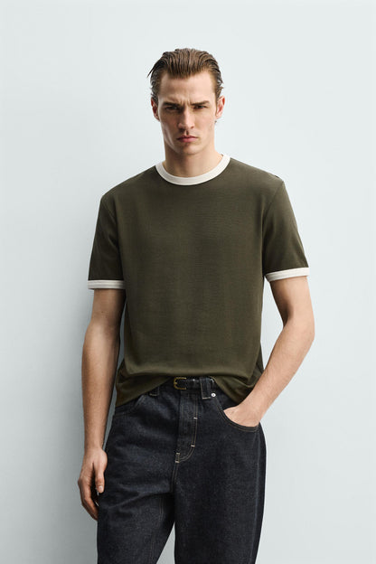 T-SHIRT BÁSICA RIB EM CONTRASTE