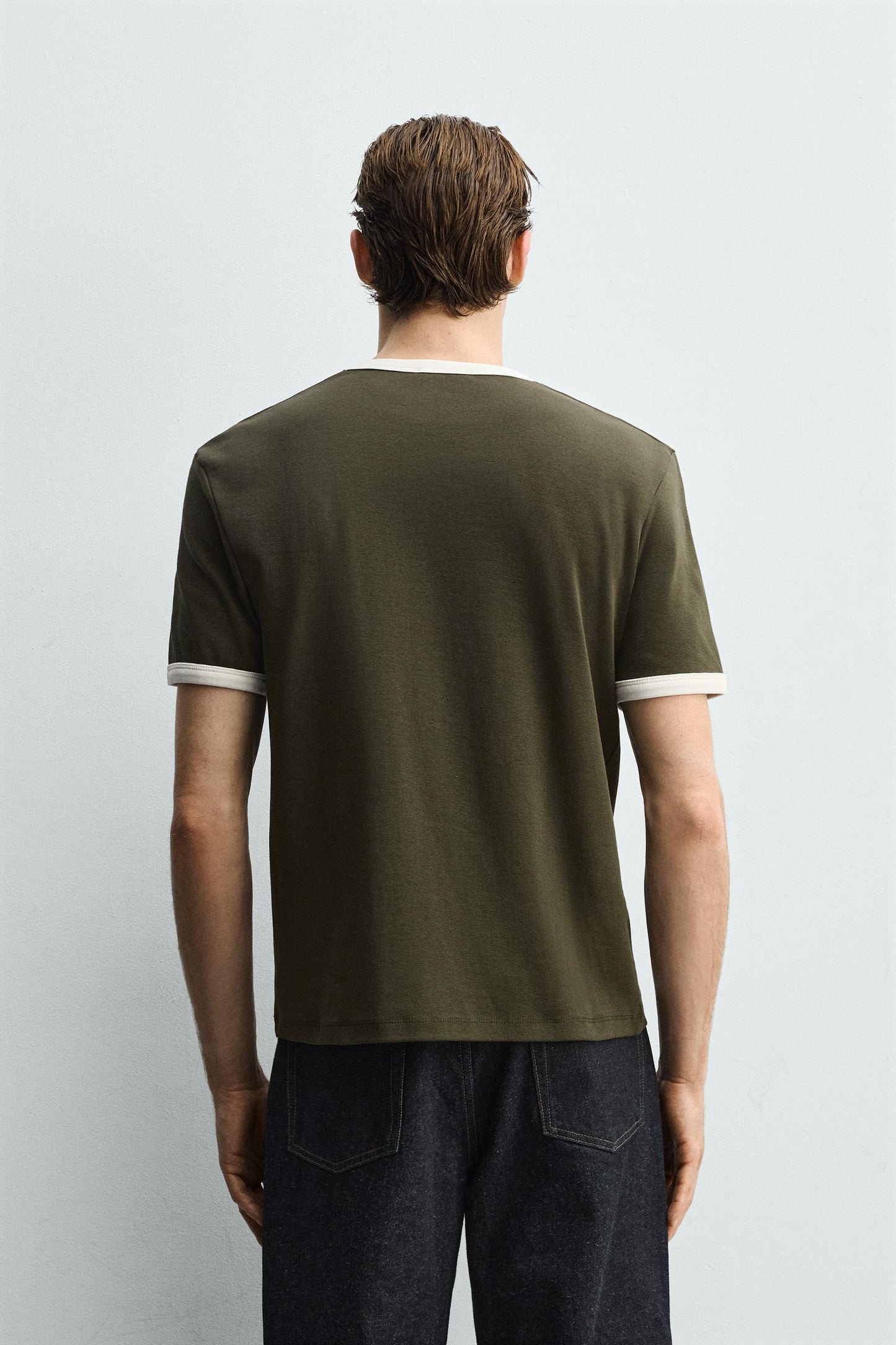 T-SHIRT BÁSICA RIB EM CONTRASTE