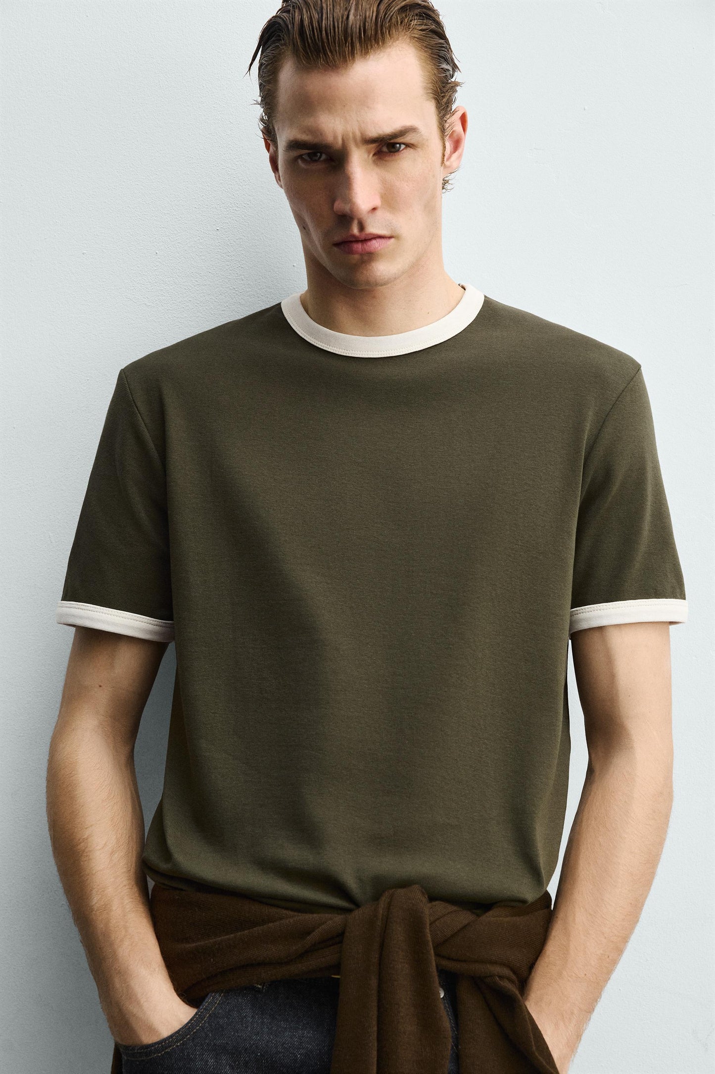 T-SHIRT BÁSICA RIB EM CONTRASTE