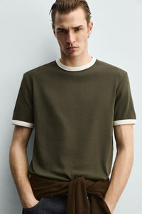 T-SHIRT BÁSICA RIB EM CONTRASTE