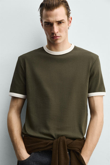 T-SHIRT BÁSICA RIB EM CONTRASTE