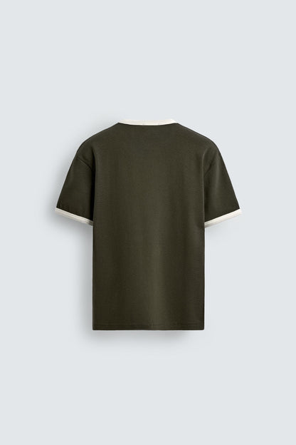 T-SHIRT BÁSICA RIB EM CONTRASTE