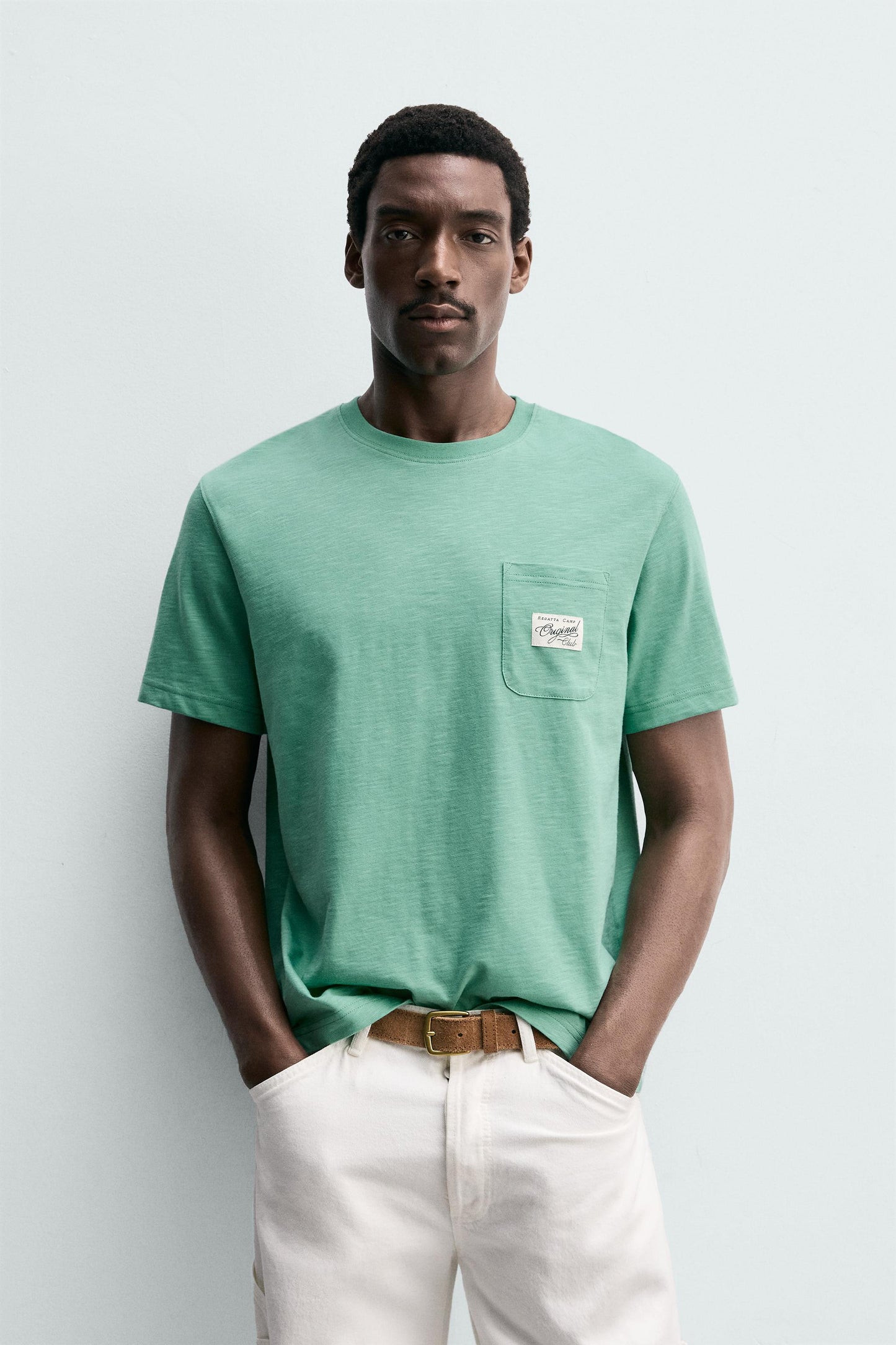 T-SHIRT REGULAR FIT COM BOLSO E REMENDO