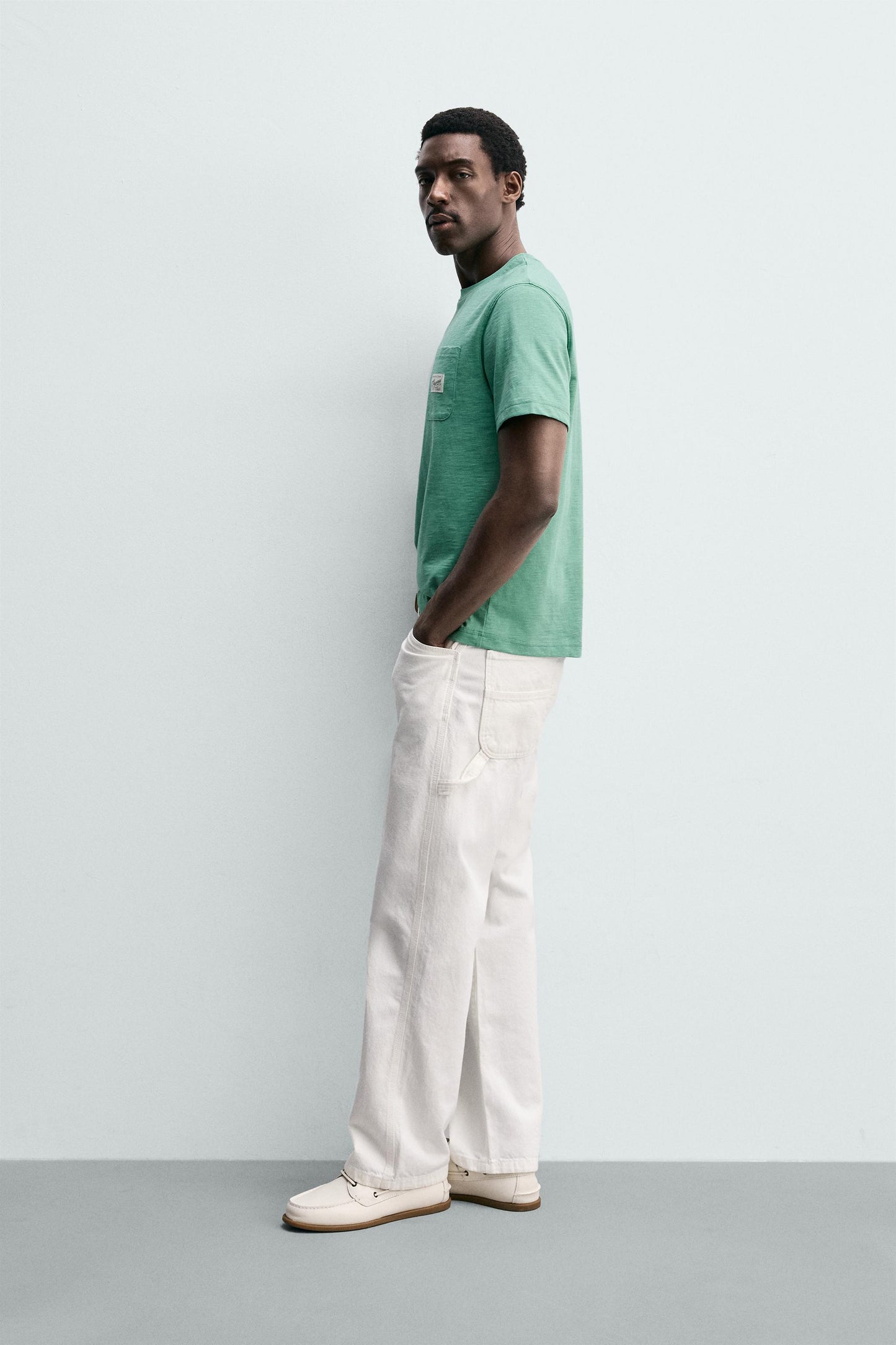 T-SHIRT REGULAR FIT COM BOLSO E REMENDO