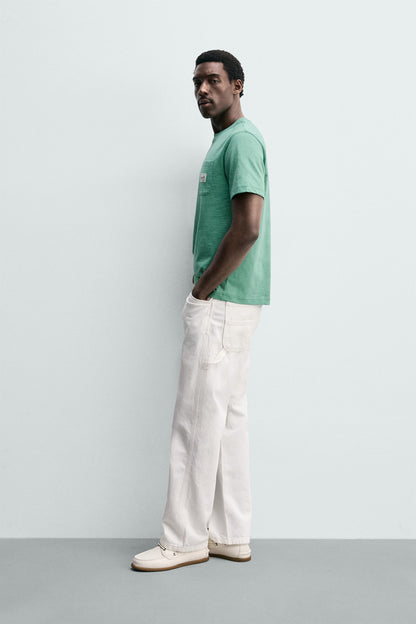 T-SHIRT REGULAR FIT COM BOLSO E REMENDO