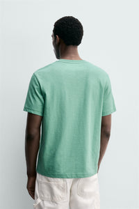 T-SHIRT REGULAR FIT COM BOLSO E REMENDO