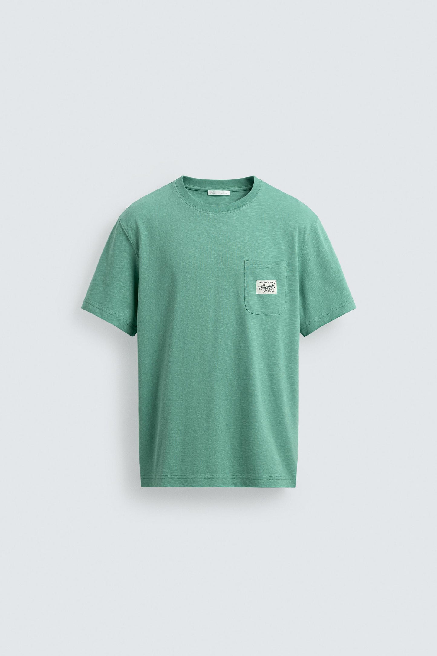 T-SHIRT REGULAR FIT COM BOLSO E REMENDO