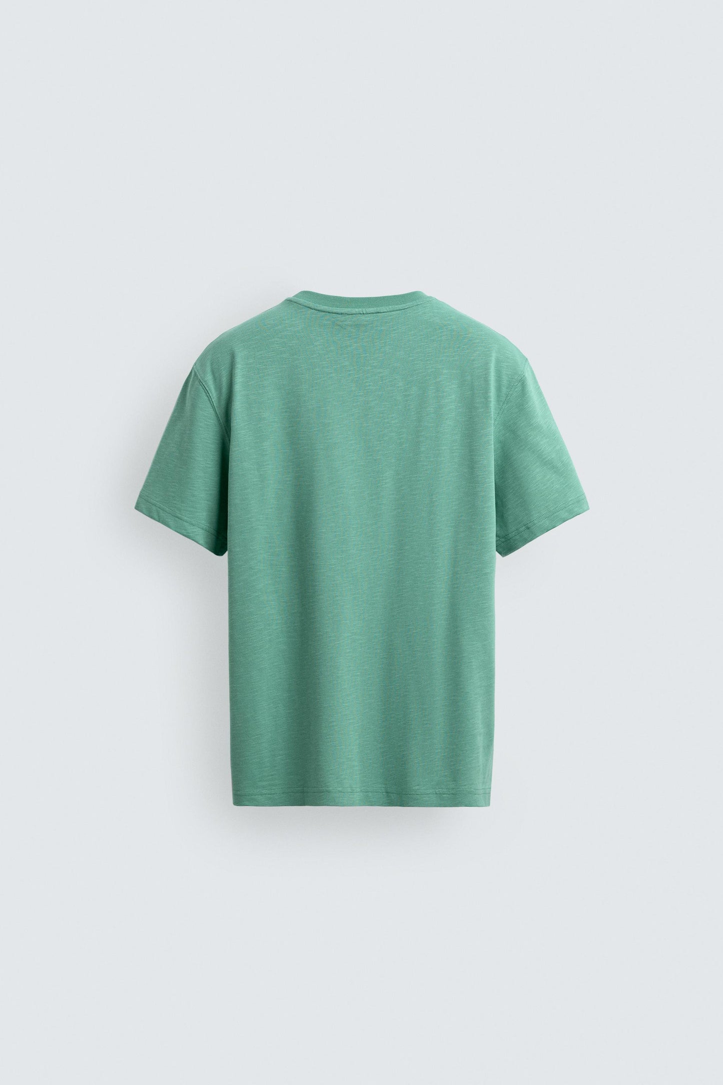 T-SHIRT REGULAR FIT COM BOLSO E REMENDO