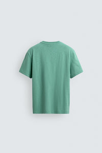 T-SHIRT REGULAR FIT COM BOLSO E REMENDO