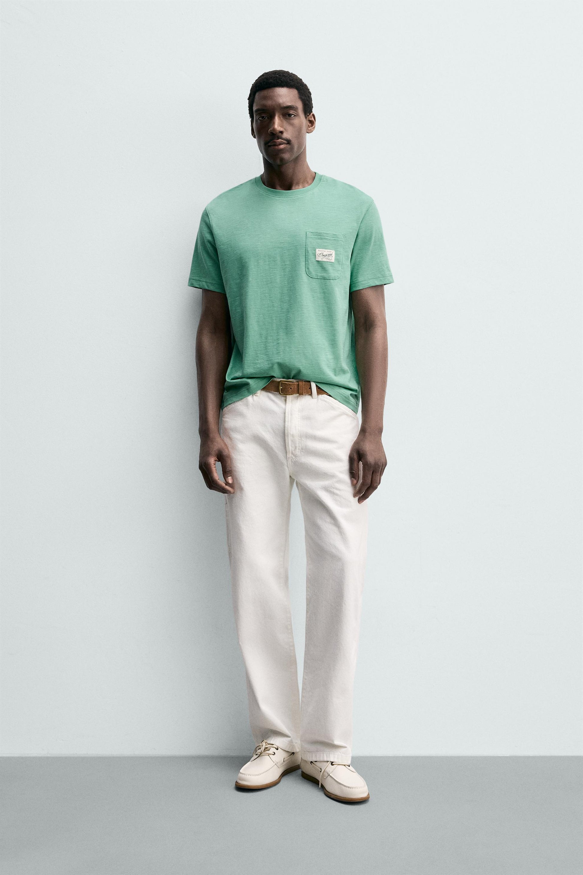 T-SHIRT REGULAR FIT COM BOLSO E REMENDO
