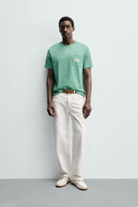 T-SHIRT REGULAR FIT COM BOLSO E REMENDO