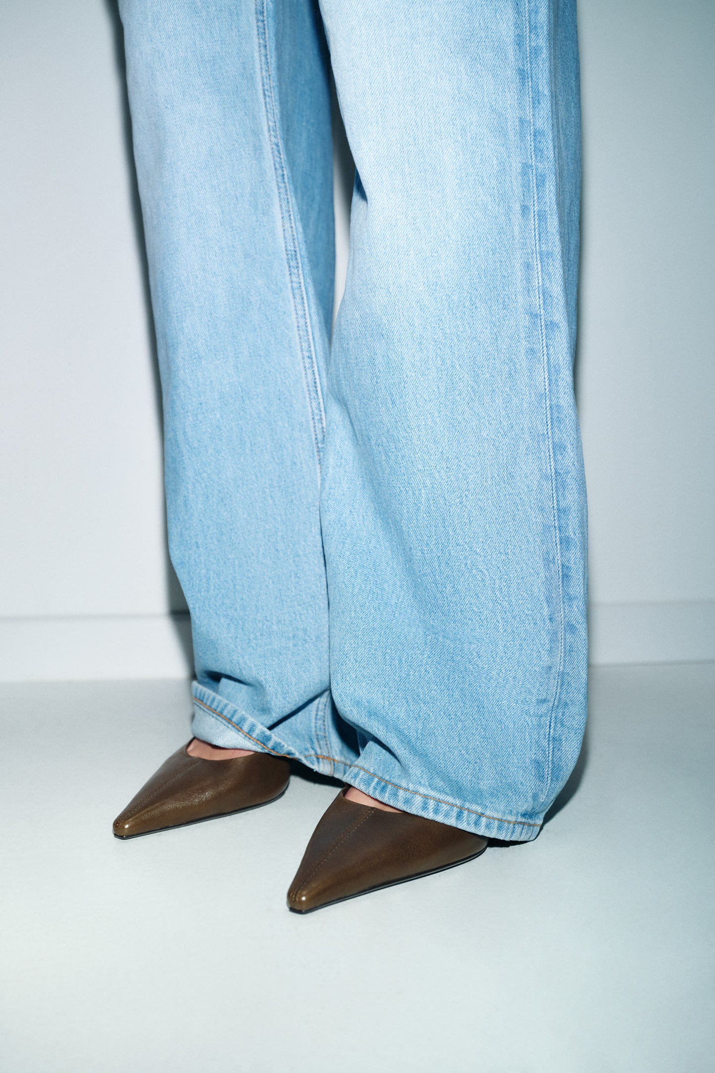 SAPATO DE PELE TIPO MULE COM PULSEIRA - Cinzento-vison