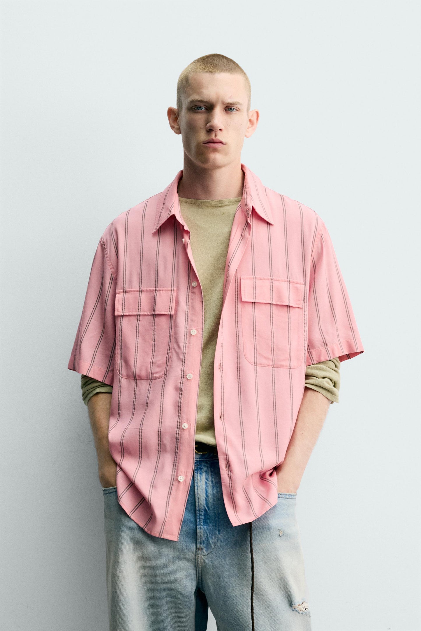 CAMISA FLUIDA ÀS RISCAS COM BOLSOS